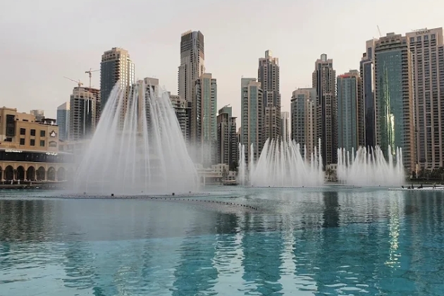 Mesmerizing Dubai Fountain show with synchronized water jets and lights